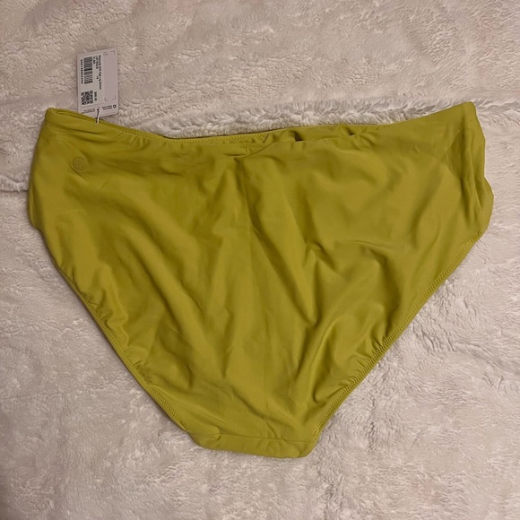 P50. Lululemon Waterside Super-High-Rise High-Leg Swim Bottom
Size 14 - Picture 2 of 4